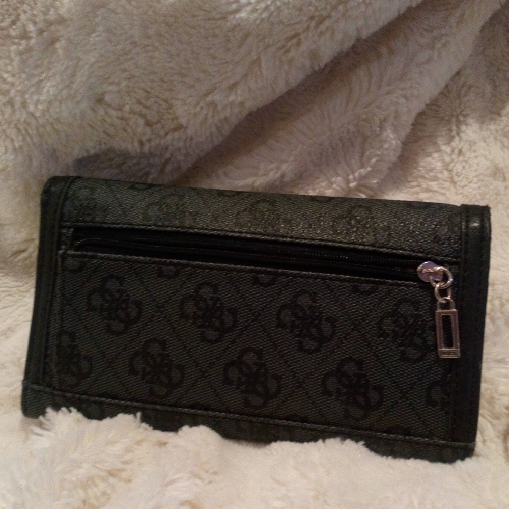 Guess Trifold Wallet - Picture 2 of 4